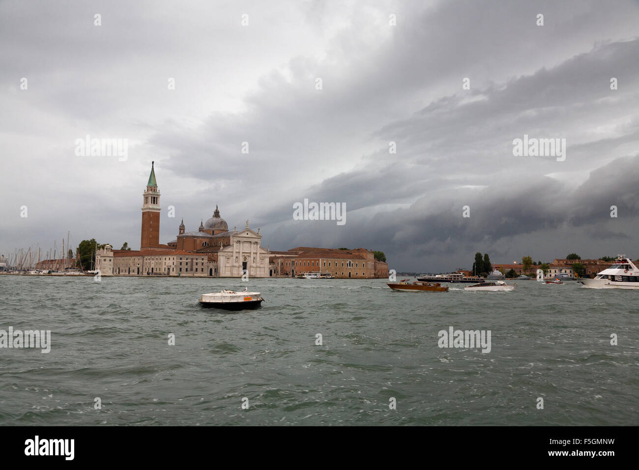 Venezia, Italia, cattivo tempo parte anteriore passa al di sopra del Grand Canal Foto Stock