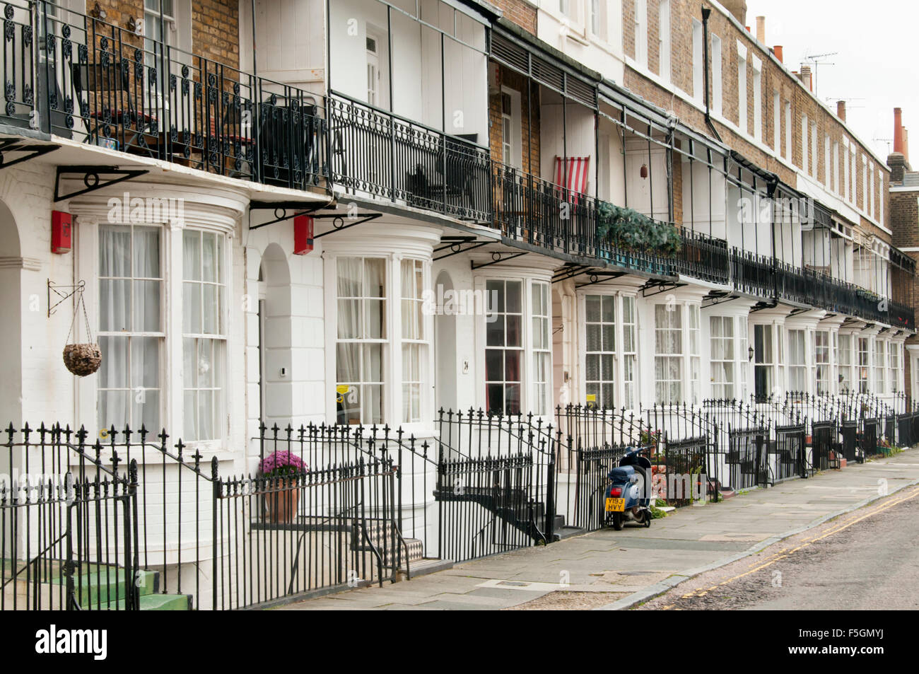 Terrazza di case in stile georgiano in Spencer square, Ramsgate. Foto Stock