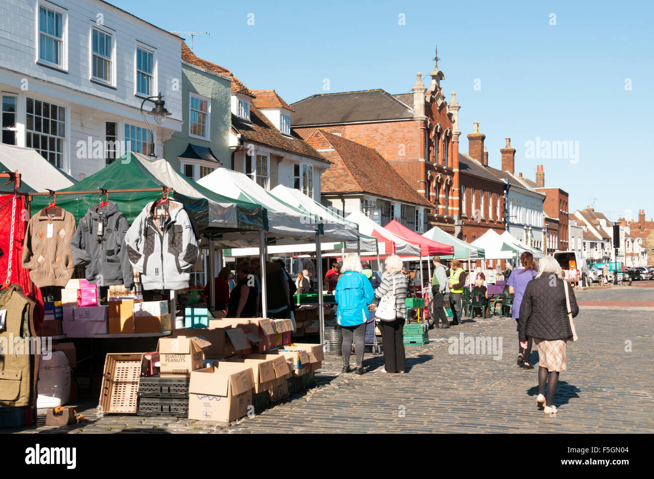 Un mercato di strada in Court Street, Faversham Kent. Foto Stock