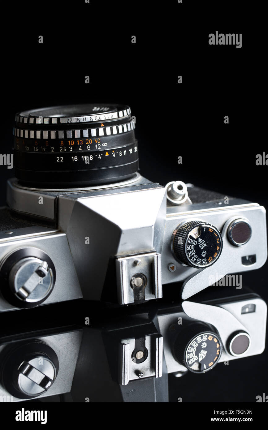 Vecchia telecamera analogica sulla tavola nera Foto Stock