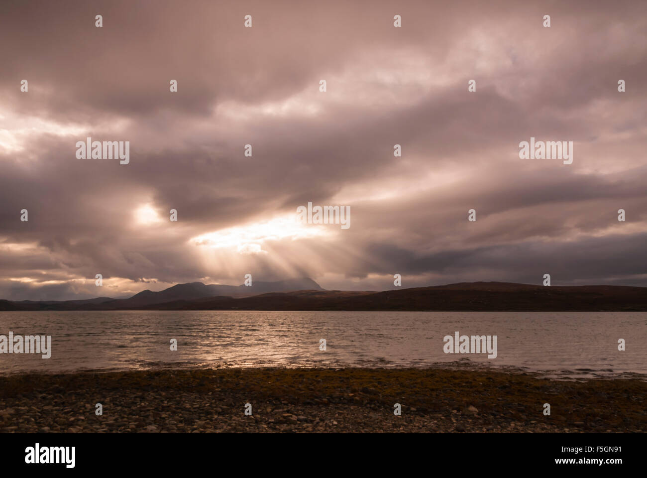 Una tonalità seppia immagine di raggi crepuscolari su Kyle della linguetta e ben sperare, Sutherland, Scozia Foto Stock