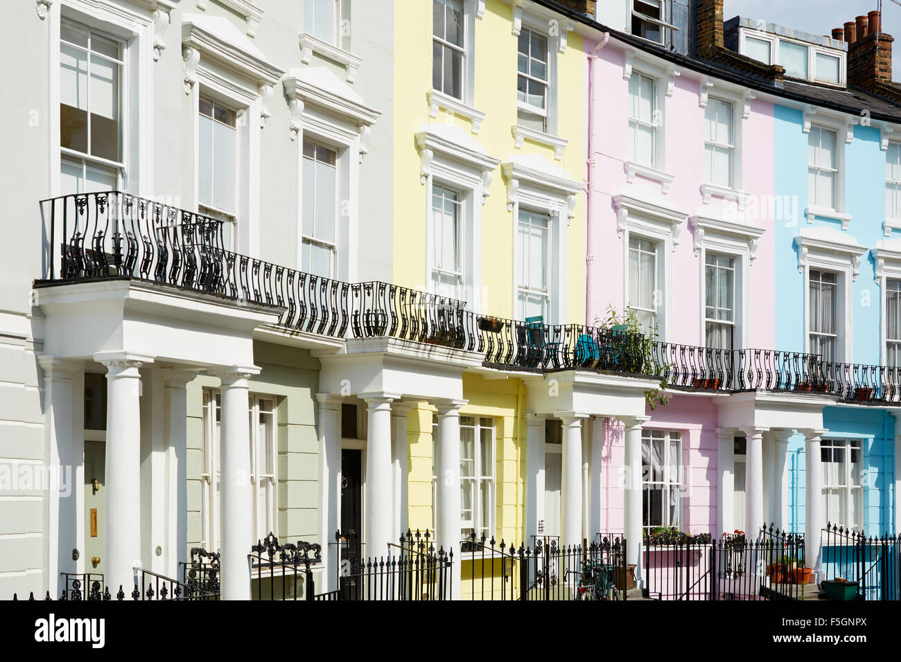 Colorate case di Londra in Primrose Hill, architettura inglese Foto Stock