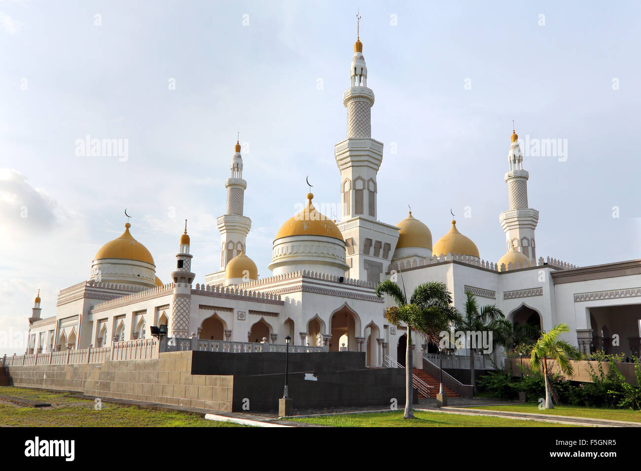 Il sultano Hassanal Bolkiah Masjid moschea (Grand Golden Moschea) vicino a Cotabato, isola di Mindanao, Filippine Foto Stock
