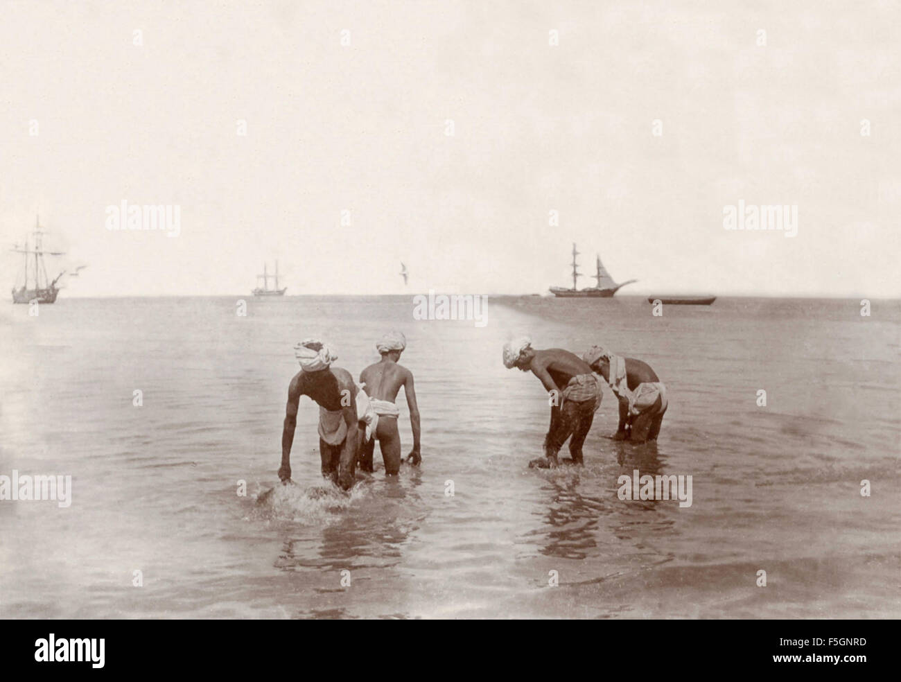 Gli uomini alla ricerca in mare , India Foto Stock