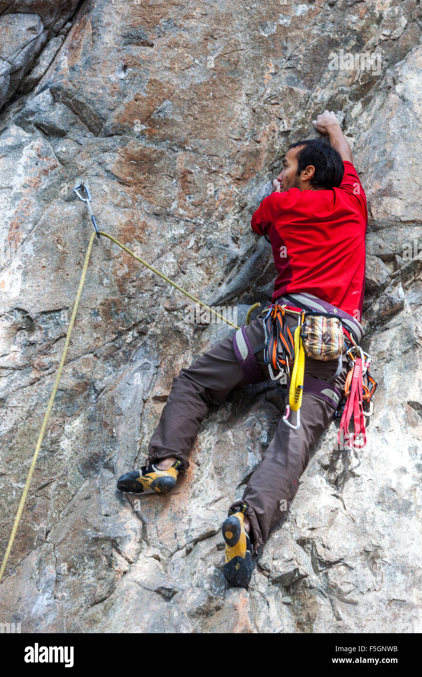L'uomo, scalatore arrampicata su roccia, Repubblica Ceca Foto Stock