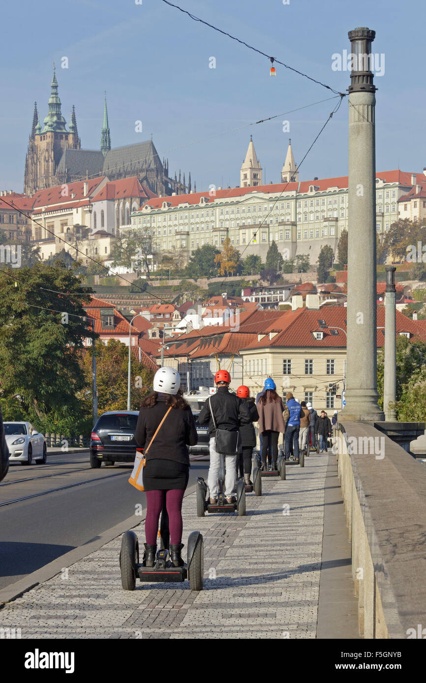 Segway PTs sul Ponte Manes, Praga, Repubblica Ceca Foto Stock