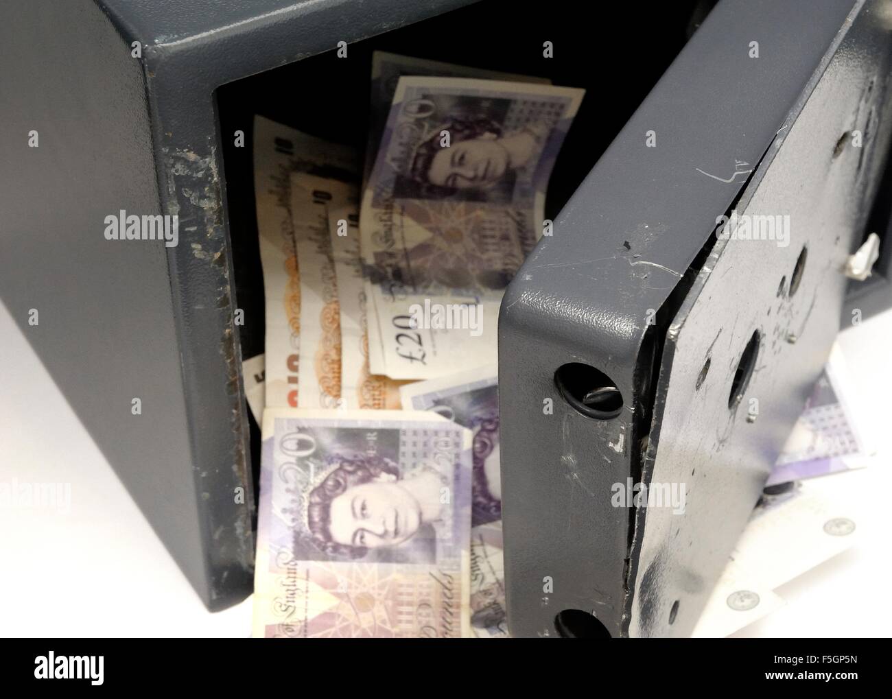 Una piccola casa sicura rotto aprire mostra cash sinistro interno dopo una pausa ho Foto Stock