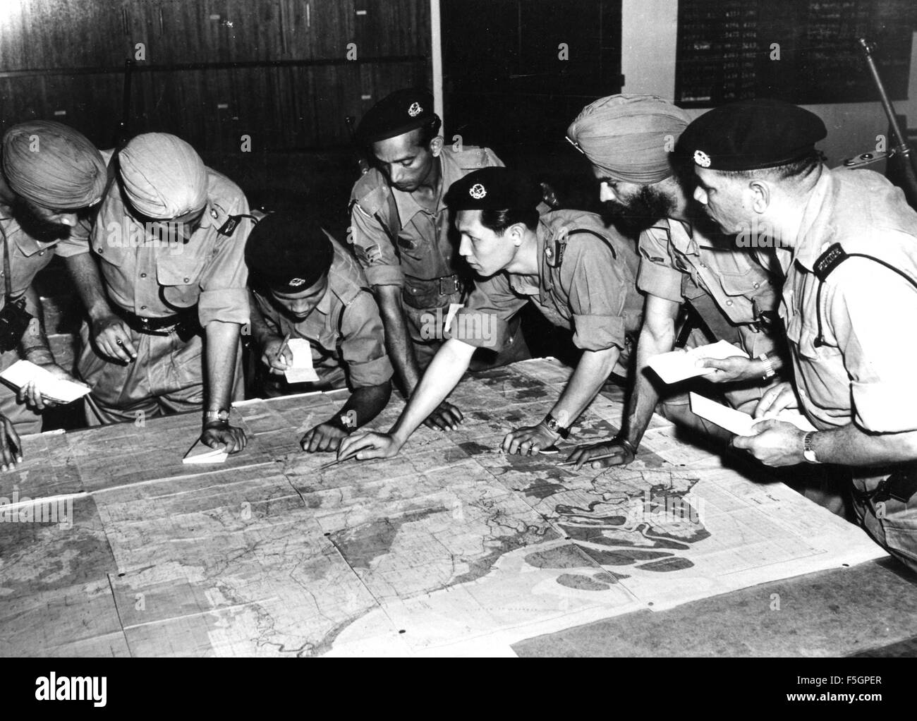 Emergenza: la malese 1948-1960. Ispettore Tun Hamzah briefing sezione leader prima di una operazione di notte circa 1958 Foto Stock