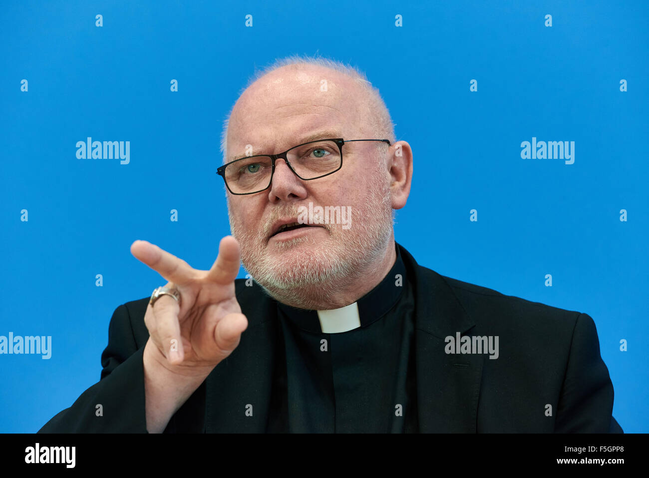 08.09.2015, Berlino, Deutschland - Kardinal Reinhard Marx, Erzbischof von München und Freising, Vorsitzender der Deutschen Bischofskonferenz Zu aktuellen Fragen zur katholischen Kirche, der Bischofssynode in Rom, Fluechtlingen und Freihandelsabkommen TTIP. 00Y150908D019CARO.JPG [modello di rilascio: NO, la proprietà di rilascio: NO (c) Caro Fotoagentur / Andreas Teich, Friedrich-Karl-Str. 13, 12103 Bln., tel 030-75706507, fax 030-75706508, http://www.carofoto.com, info@carofoto.com, Bln. Spk., IBAN: DE23 1005 0000 1440 0403 00, BIC: BELADEBEXXX - Bei Verwendung des Fotos ausserhalb journalistischer Zwecke b Foto Stock