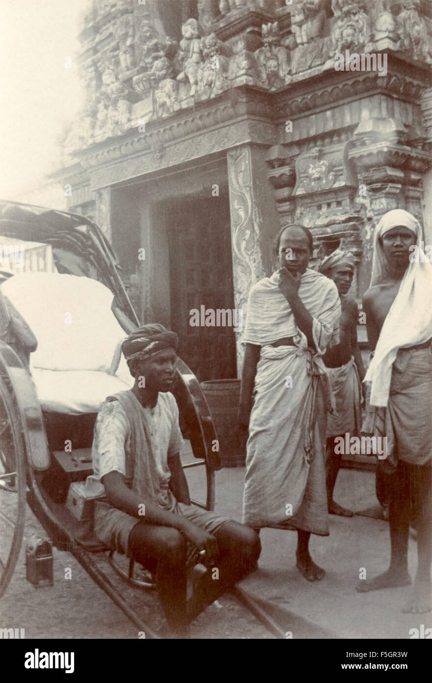 Le persone intorno a un rickshaw al di fuori di un tempio , India Foto Stock