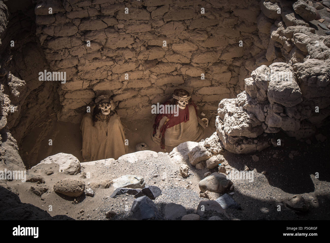 Il cimitero di Chauchilla con mummie prehispanic nel deserto di Nazca, Perù Foto Stock