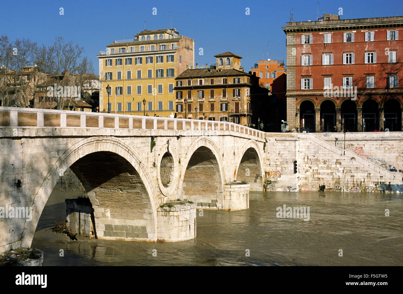 Italia, Roma, Tevere tiver, Ponte Sisto Foto Stock