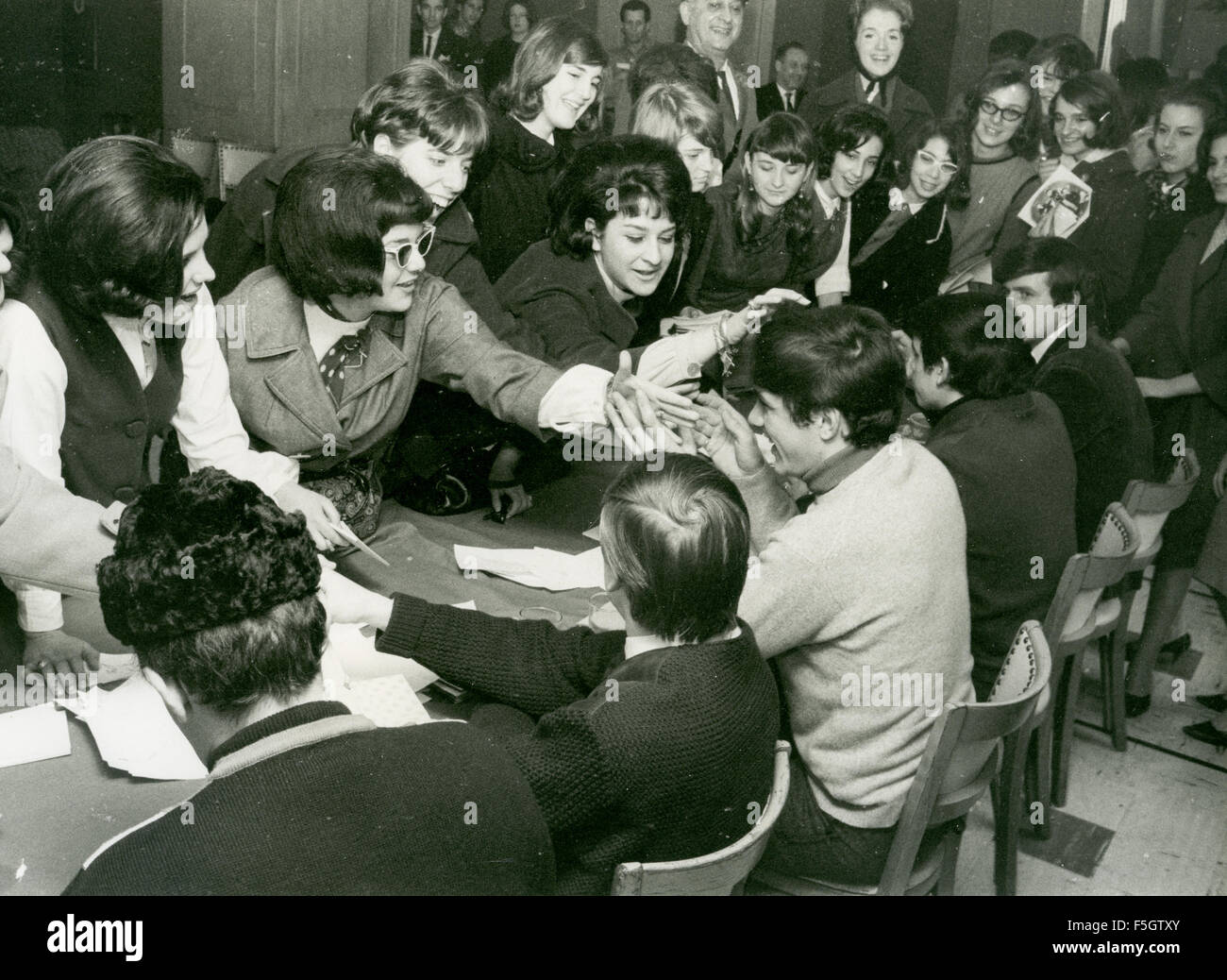 Il DAVE CLARK cinque inglese gruppo pop a New York nel 1964 firma autografi per i tifosi Foto Stock
