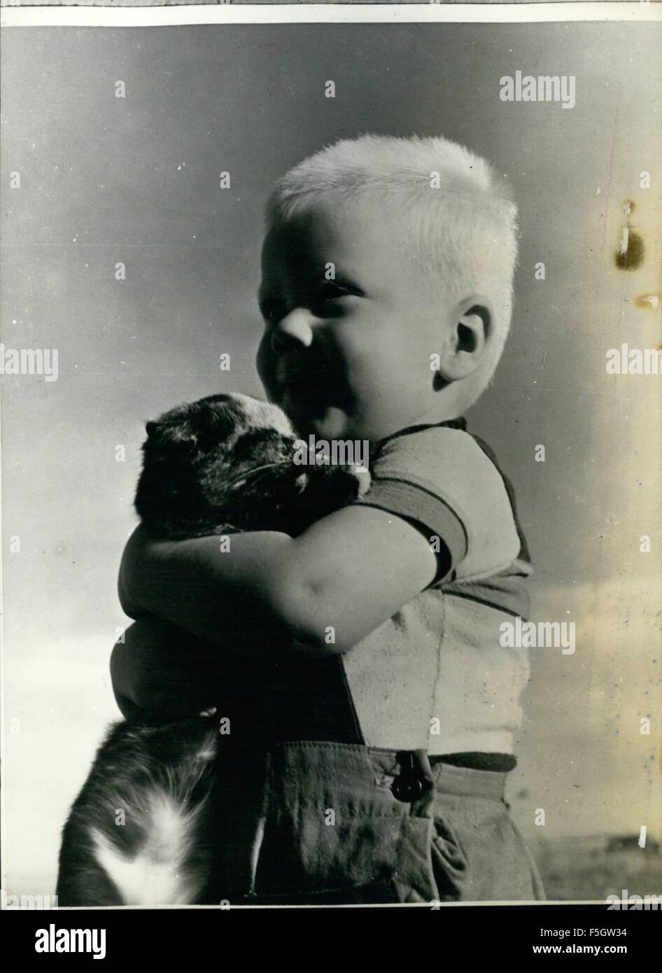 1945 - Canada's Co-Op Farm: Co-op Farmer of the Future è bony, il 2enne Ralph Barlow fotografato con il suo gatto. Il padre di Ralph e' direttore del bestiame nella fattoria. Canada's Co-Op Farm dopo sei anni: Uno dei più grandi esperimenti canadesi in agricoltura cooperativa, 40 km a nord di Swift Current, Saskatchewi, sta terminando il suo sesto anno con i suoi granai e i suoi contenitori di stoccaggio pieni. Il matador, 14 miglia quadrate di quello che un tempo era parrt di un vecchio ranch di bestiame occidentale, fu organizzato nel 1946 da 17 veterani della seconda guerra mondiale. Iniziarono la loro impresa collettiva sotto un contratto di locazione del governo usando il loro W Foto Stock