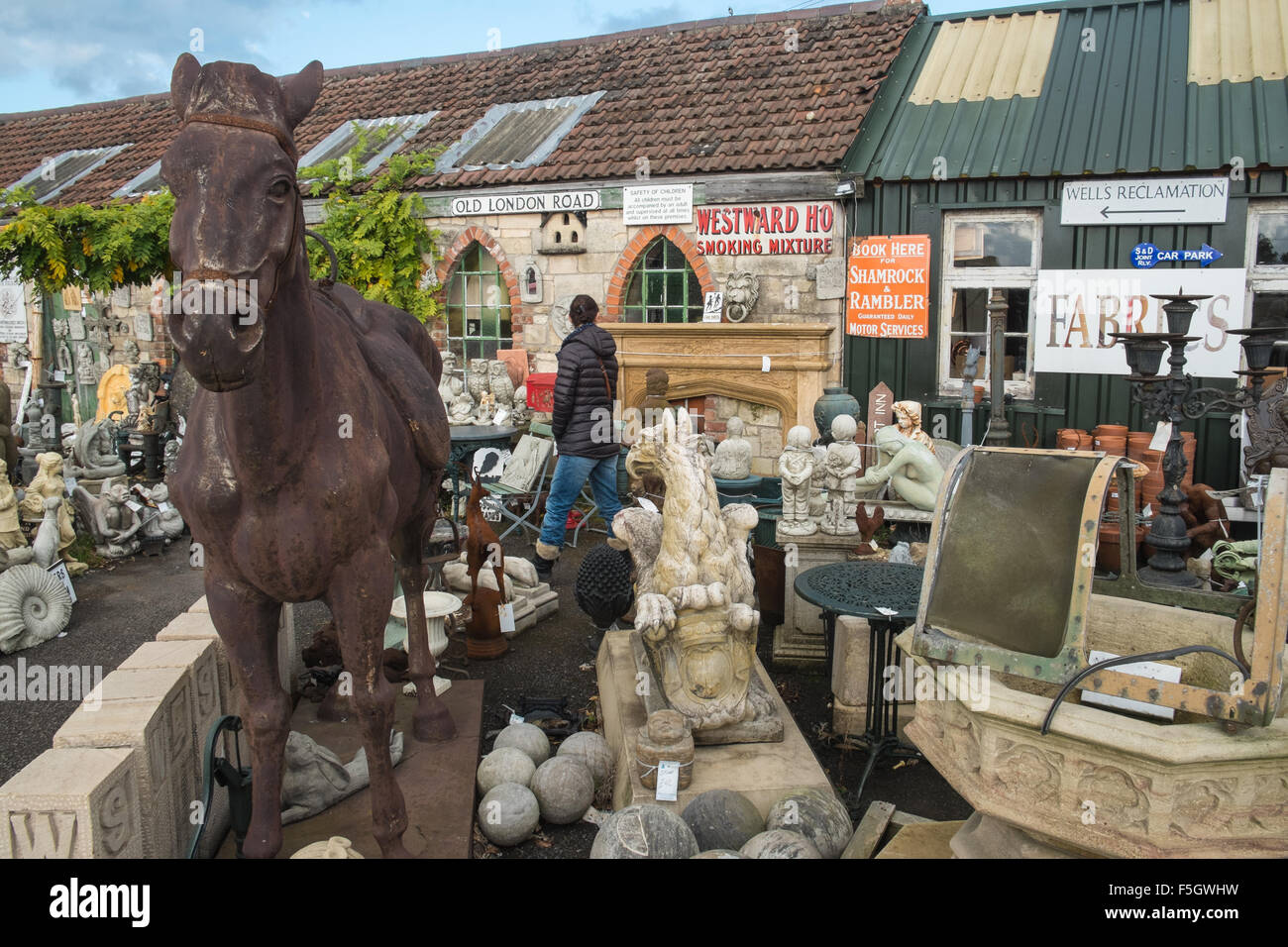 Wells,Reclamation,salvage,yard,recycling,Garden,furniture,Somerset,England,English,GB,Gran Bretagna,Gran Bretagna,British,UK, Foto Stock