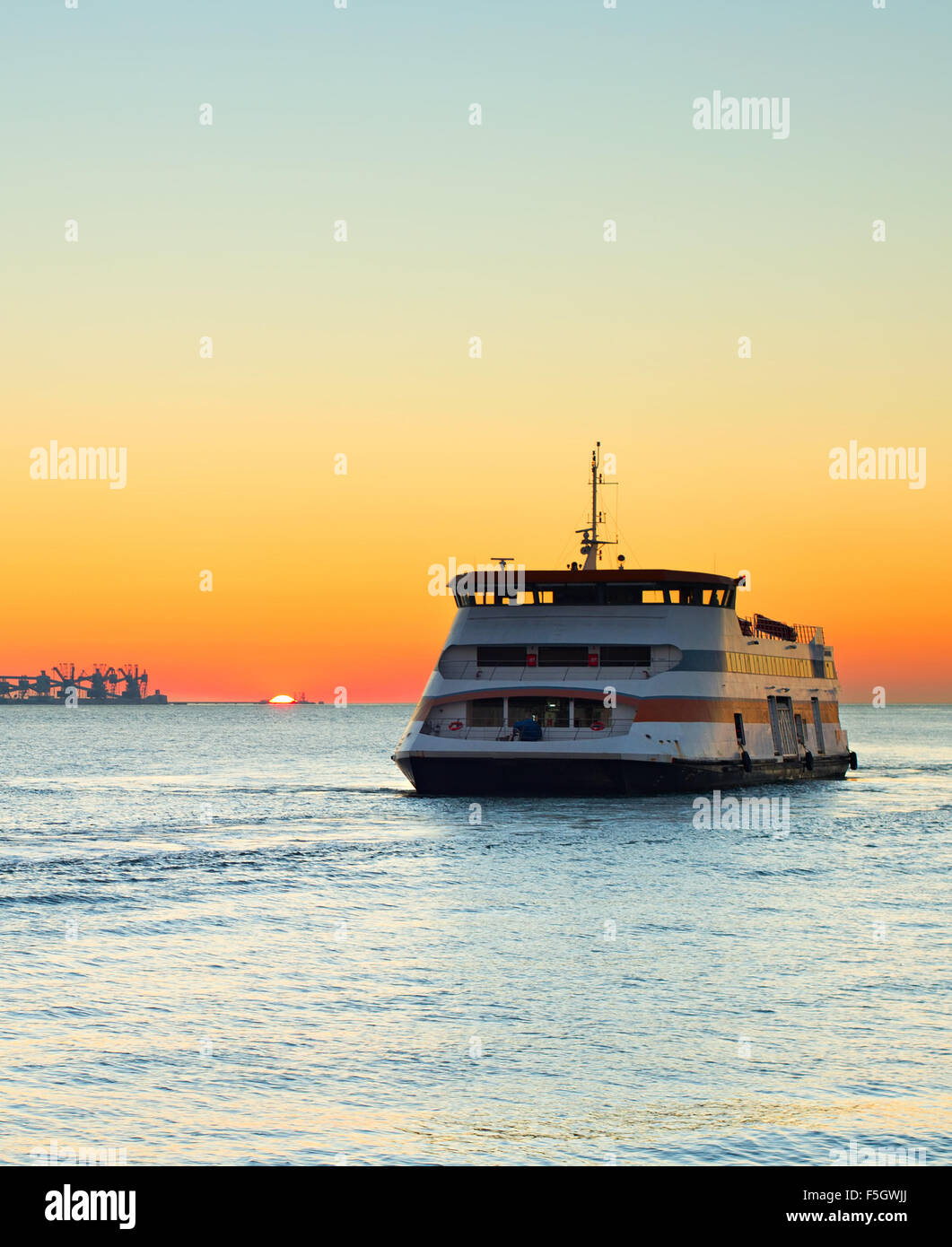 Traghetto da Lisbona a Almada città al tramonto. Portogallo Foto Stock