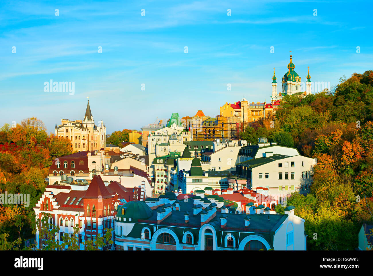 Discesa Andriyivskyy a Kiev in Ucraina. La strada, spesso pubblicizzati da guide turistiche come il 'Montmartre di Kiev', è una delle principali turi Foto Stock