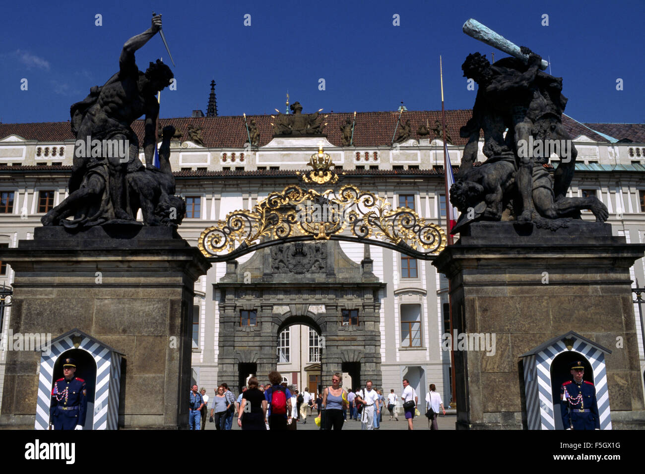 repubblica ceca, praga, porta del castello con le statue di titani  combattenti Foto stock - Alamy