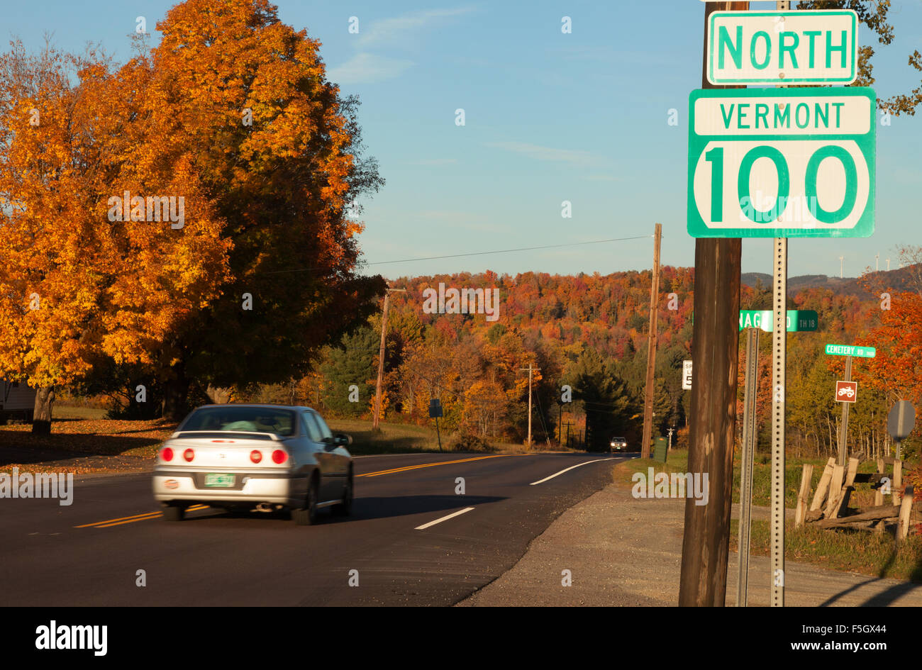 Vetture in autunno la guida del percorso panoramico 100, Vermont, New England USA Foto Stock