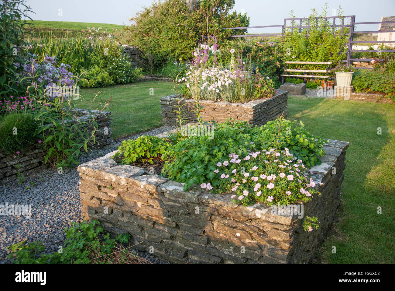 Sollevate aiuole di fiori con la pietra di frontiere, Irlanda Foto Stock