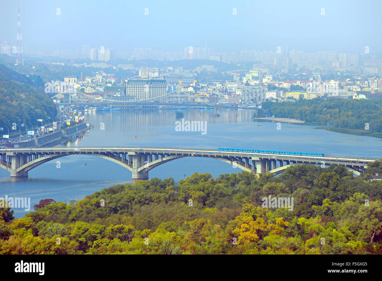 Vista aerea della metropolitana ponte, ponte pedonale e Podil district sullo sfondo. A Kiev, Ucraina Foto Stock