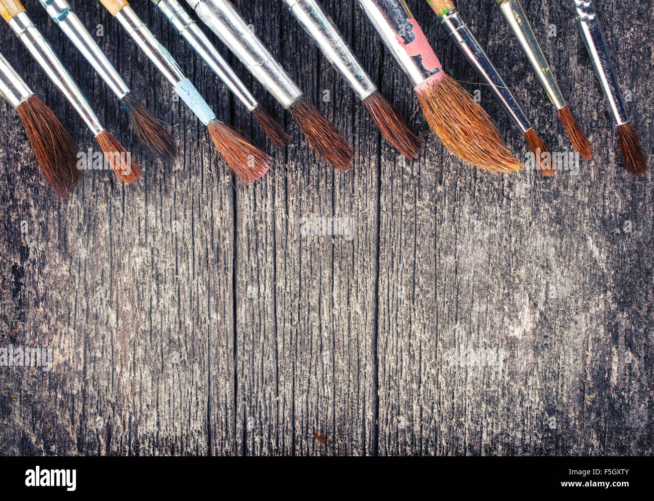 Pennelli per verniciatura su sfondo di legno Foto Stock