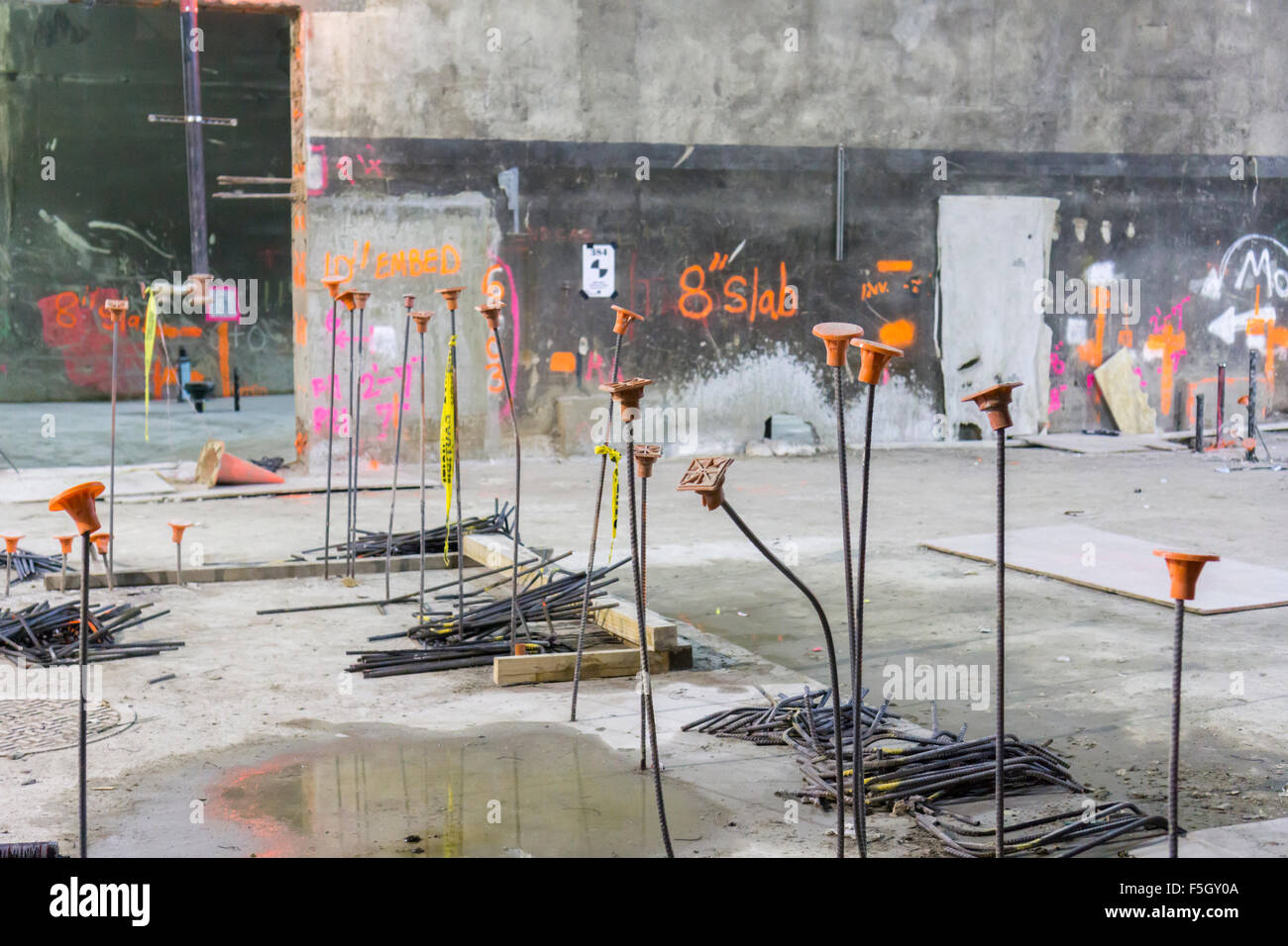 New York, Stati Uniti d'America. 04 Nov, 2015. 140 piedi sotto la Grand Central Terminal di New York il lavoro sulla Metropolitan Transportation Authority's East Side Access progetto progredisce, visto il Mercoledì, 4 novembre 2015. Una volta terminato il tunnel collegherà il Long Island Rail Road per Grand Central Terminal riducendo la commutazione da Penn Station. È attualmente il più grande progetto di trasporto negli Stati Uniti, con un budge di $10,78 miliardi di euro e un pllaned apertura del dicembre 2022. Credito: Richard Levine/Alamy Live News Foto Stock