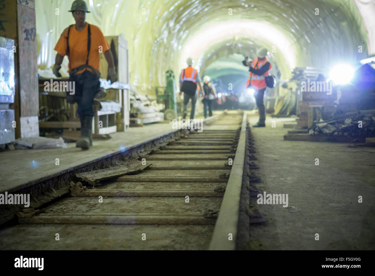 New York, Stati Uniti d'America. 04 Nov, 2015. 140 piedi sotto la Grand Central Terminal di New York il lavoro sulla Metropolitan Transportation Authority's East Side Access progetto progredisce, visto il Mercoledì, 4 novembre 2015. Una volta terminato il tunnel collegherà il Long Island Rail Road per Grand Central Terminal riducendo la commutazione da Penn Station. È attualmente il più grande progetto di trasporto negli Stati Uniti, con un budge di $10,78 miliardi di euro e un pllaned apertura del dicembre 2022. Credito: Richard Levine/Alamy Live News Foto Stock