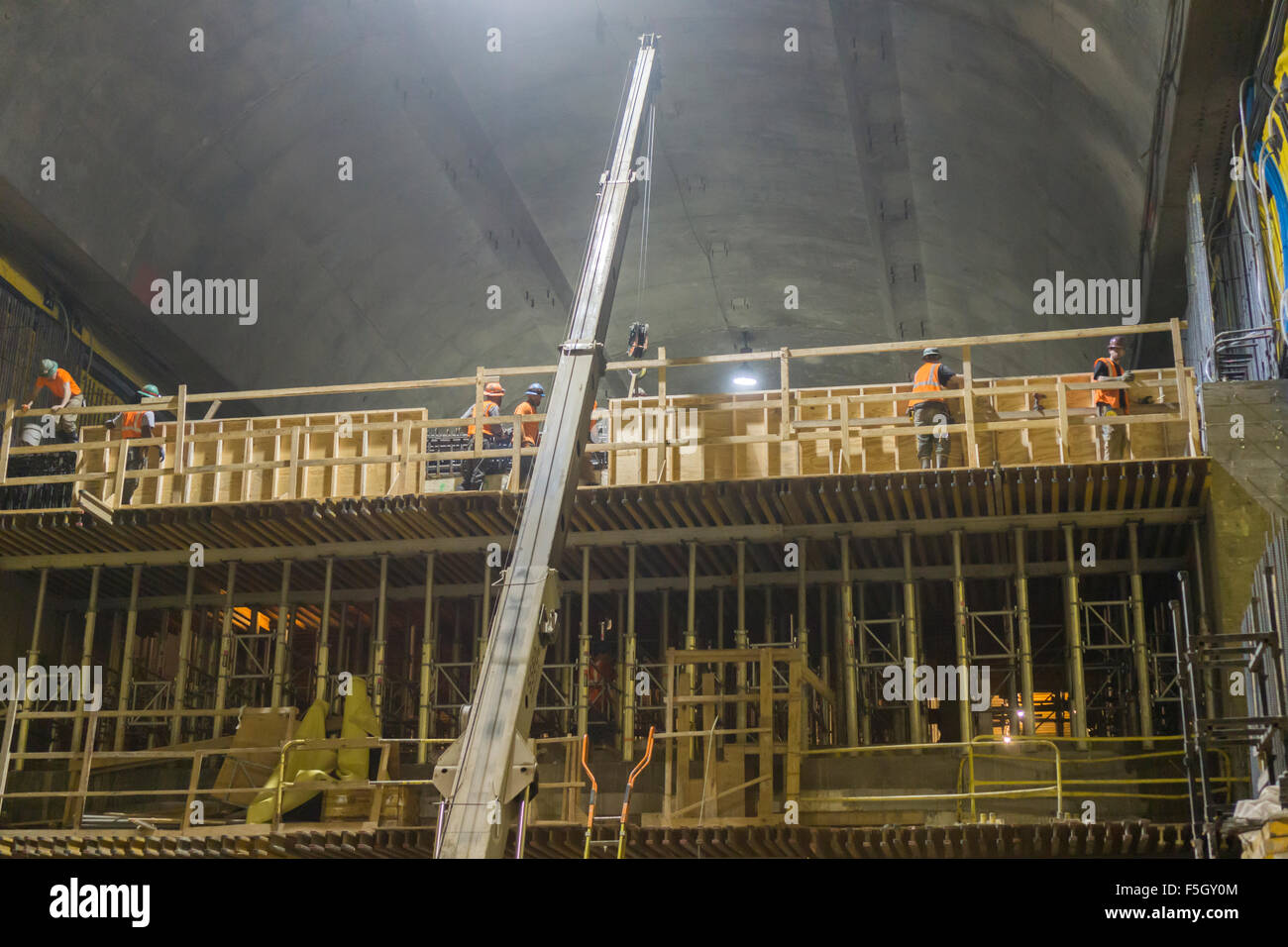 New York, Stati Uniti d'America. 04 Nov, 2015. 140 piedi sotto la Grand Central Terminal di New York il lavoro sulla Metropolitan Transportation Authority's East Side Access progetto progredisce, visto il Mercoledì, 4 novembre 2015. Una volta terminato il tunnel collegherà il Long Island Rail Road per Grand Central Terminal riducendo la commutazione da Penn Station. È attualmente il più grande progetto di trasporto negli Stati Uniti, con un budge di $10,78 miliardi di euro e un pllaned apertura del dicembre 2022. Credito: Richard Levine/Alamy Live News Foto Stock