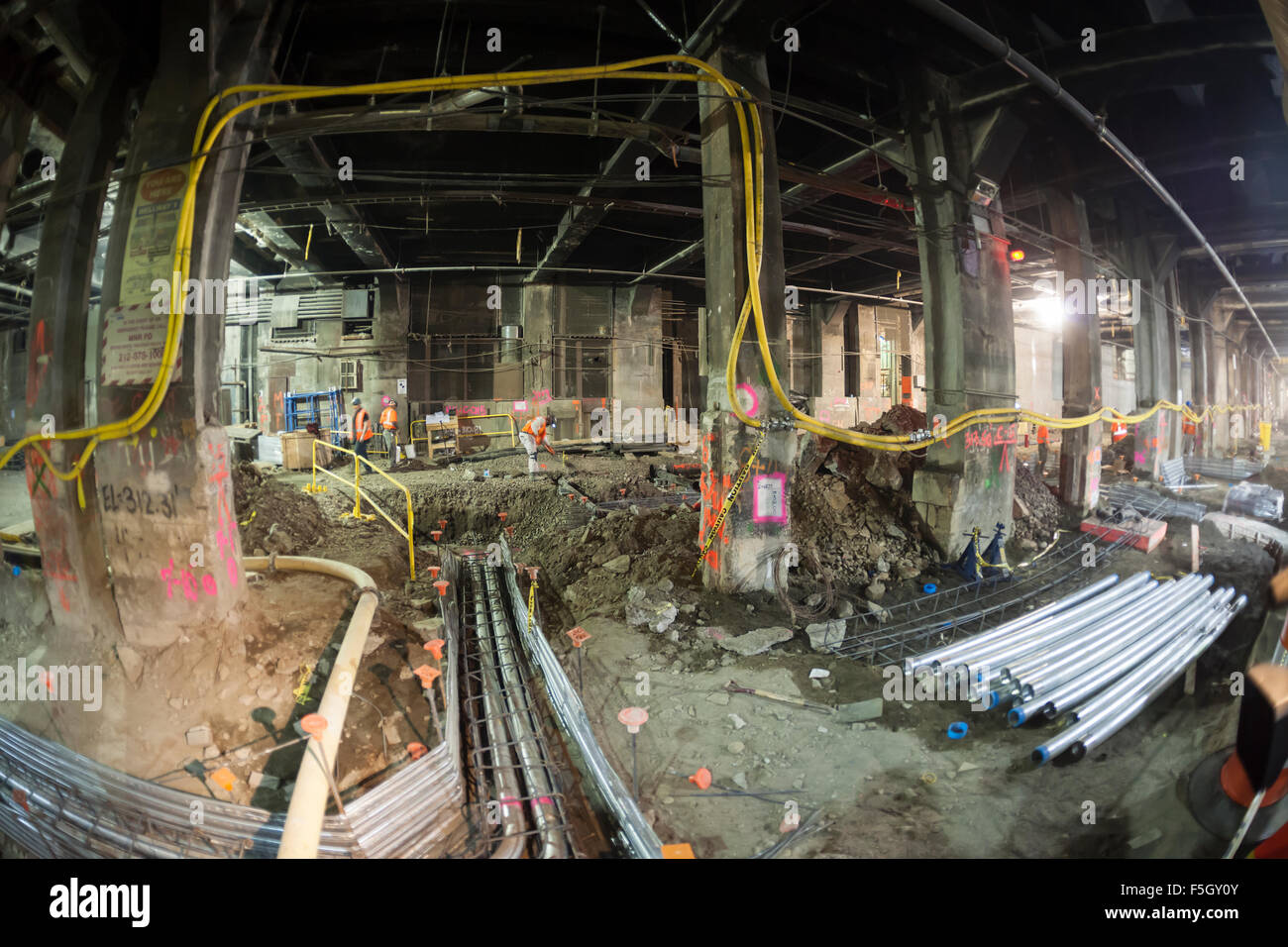 New York, Stati Uniti d'America. 04 Nov, 2015. 140 piedi sotto la Grand Central Terminal di New York il lavoro sulla Metropolitan Transportation Authority's East Side Access progetto progredisce, visto il Mercoledì, 4 novembre 2015. Una volta terminato il tunnel collegherà il Long Island Rail Road per Grand Central Terminal riducendo la commutazione da Penn Station. È attualmente il più grande progetto di trasporto negli Stati Uniti, con un budge di $10,78 miliardi di euro e un pllaned apertura del dicembre 2022. Credito: Richard Levine/Alamy Live News Foto Stock
