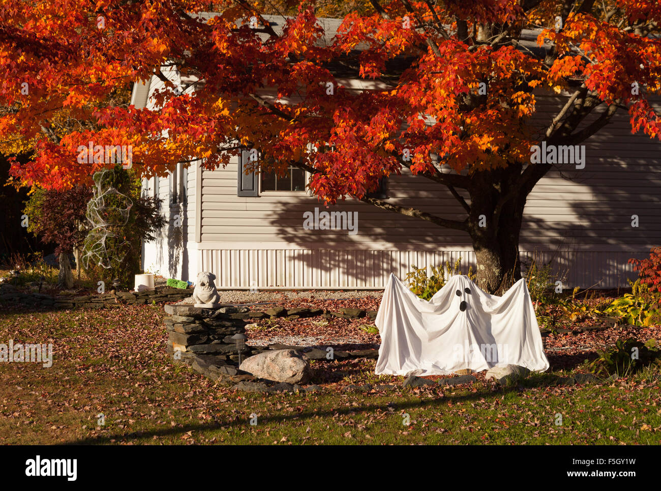 Decorazioni di Halloween al di fuori di una casa, Stowe, Vermont, New England USA Foto Stock