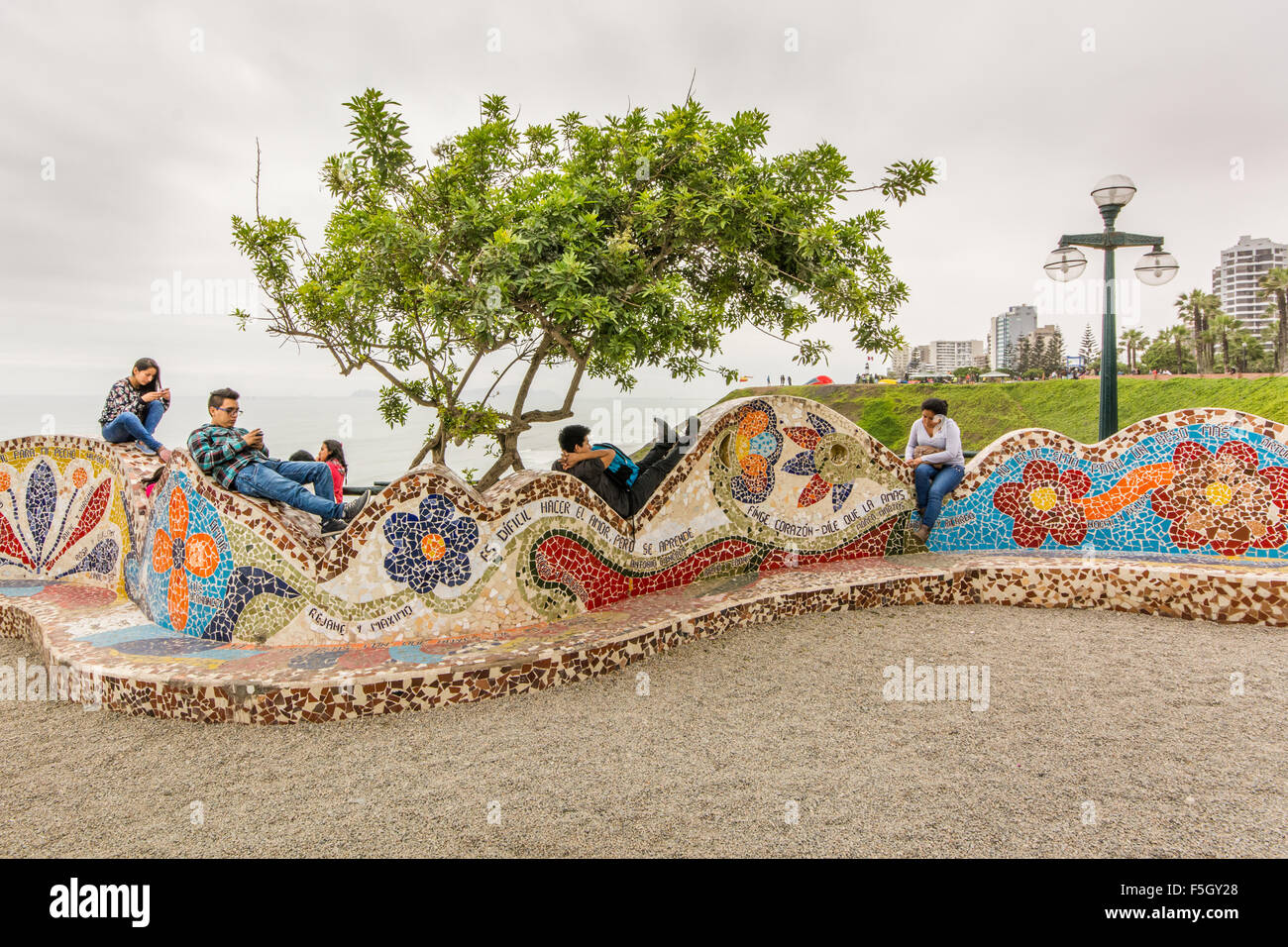 Giovani appendere fuori a Parque del Amor in Miraflores nella città di Lima in Perù. Foto Stock