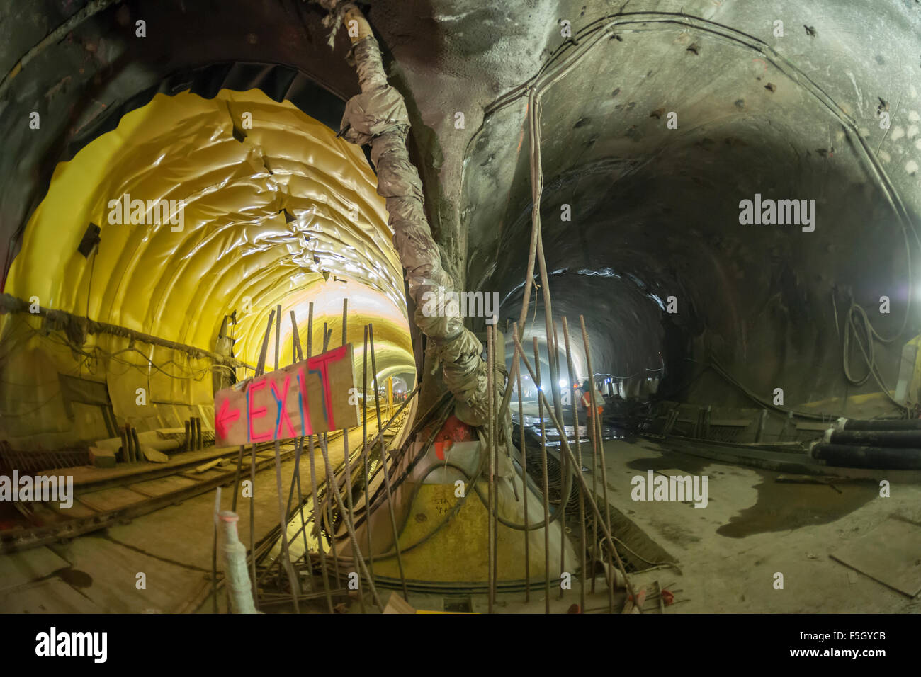 New York, Stati Uniti d'America. 04 Nov, 2015. 140 piedi sotto la Grand Central Terminal di New York il lavoro sulla Metropolitan Transportation Authority's East Side Access progetto progredisce, visto il Mercoledì, 4 novembre 2015. Una volta terminato il tunnel collegherà il Long Island Rail Road per Grand Central Terminal riducendo la commutazione da Penn Station. È attualmente il più grande progetto di trasporto negli Stati Uniti, con un budge di $10,78 miliardi di euro e un pllaned apertura del dicembre 2022. Credito: Richard Levine/Alamy Live News Foto Stock