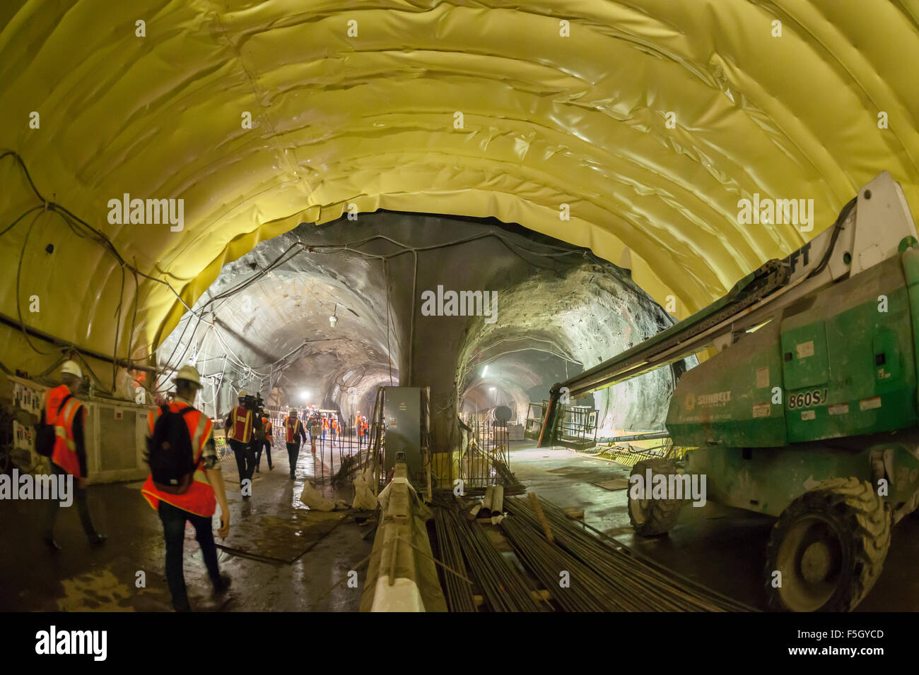New York, Stati Uniti d'America. 04 Nov, 2015. 140 piedi sotto la Grand Central Terminal di New York il lavoro sulla Metropolitan Transportation Authority's East Side Access progetto progredisce, visto il Mercoledì, 4 novembre 2015. Una volta terminato il tunnel collegherà il Long Island Rail Road per Grand Central Terminal riducendo la commutazione da Penn Station. È attualmente il più grande progetto di trasporto negli Stati Uniti, con un budge di $10,78 miliardi di euro e un pllaned apertura del dicembre 2022. Credito: Richard Levine/Alamy Live News Foto Stock