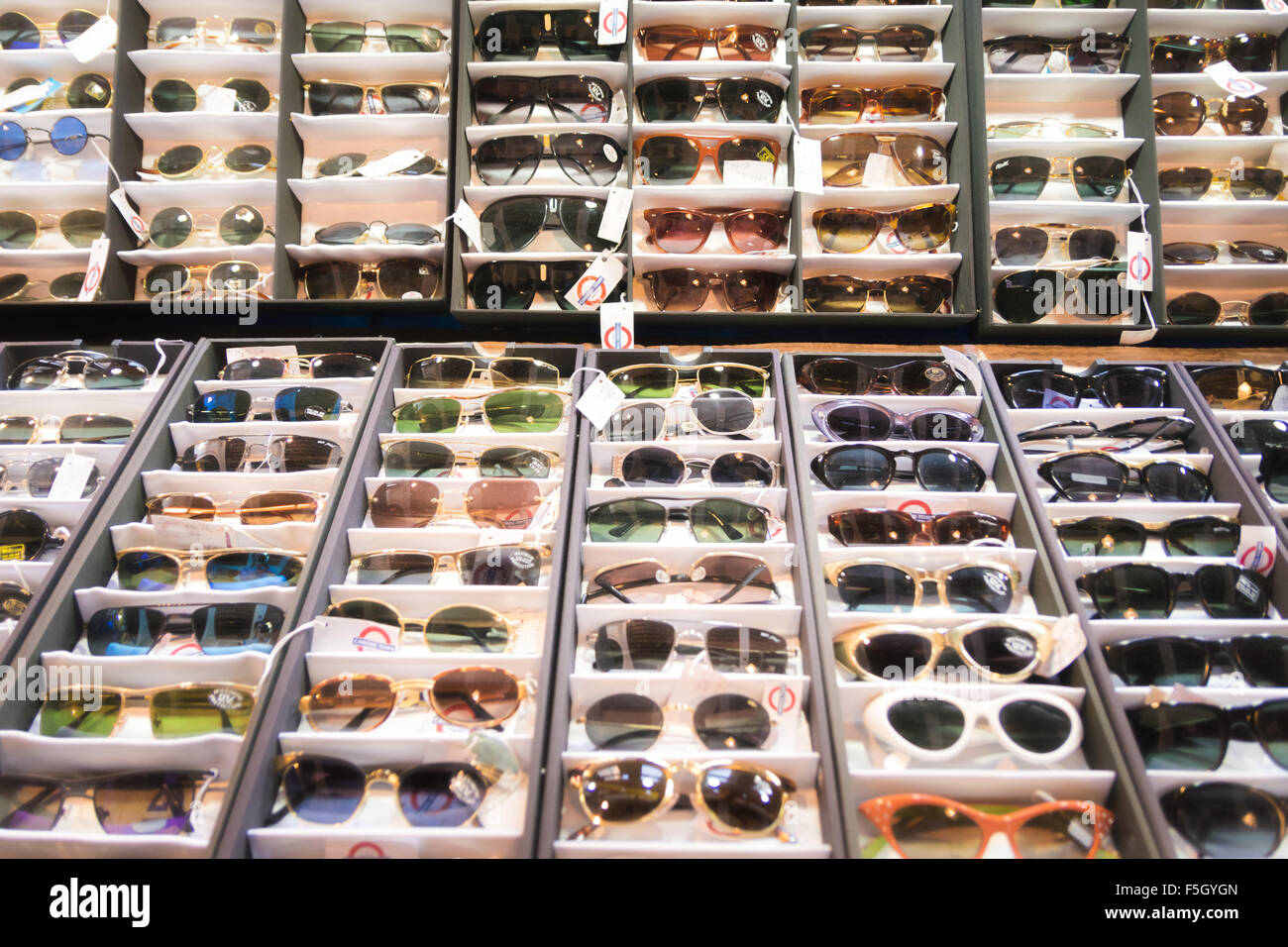 Pressione di stallo presenta molte colorate vintage occhiali da sole 70s. Foto Stock