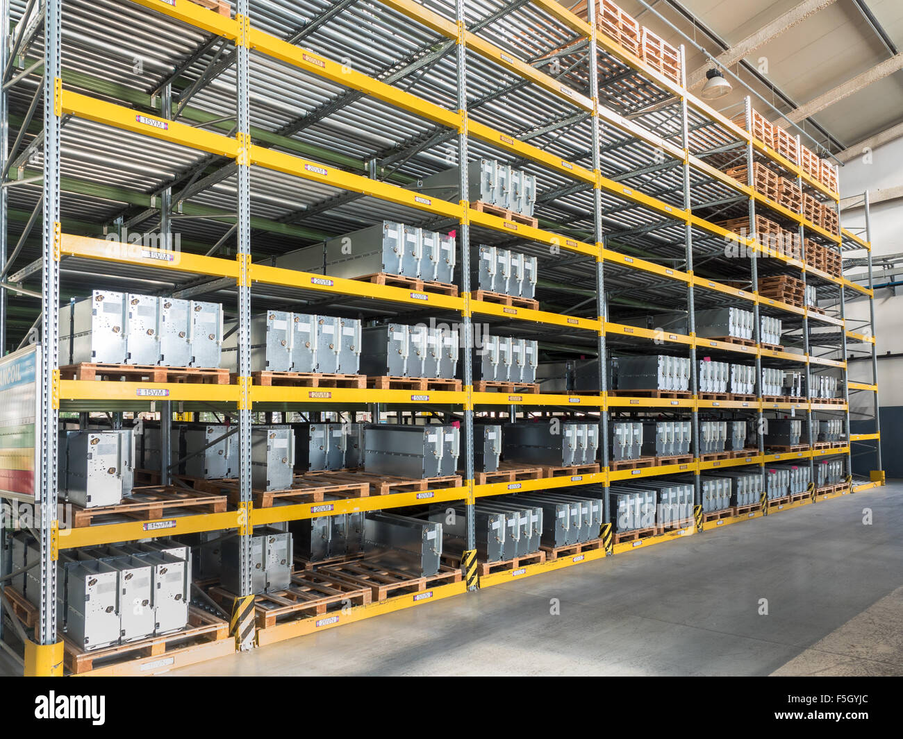 La gravità di scaffalature per pallet in un moderno stabilimento Foto Stock