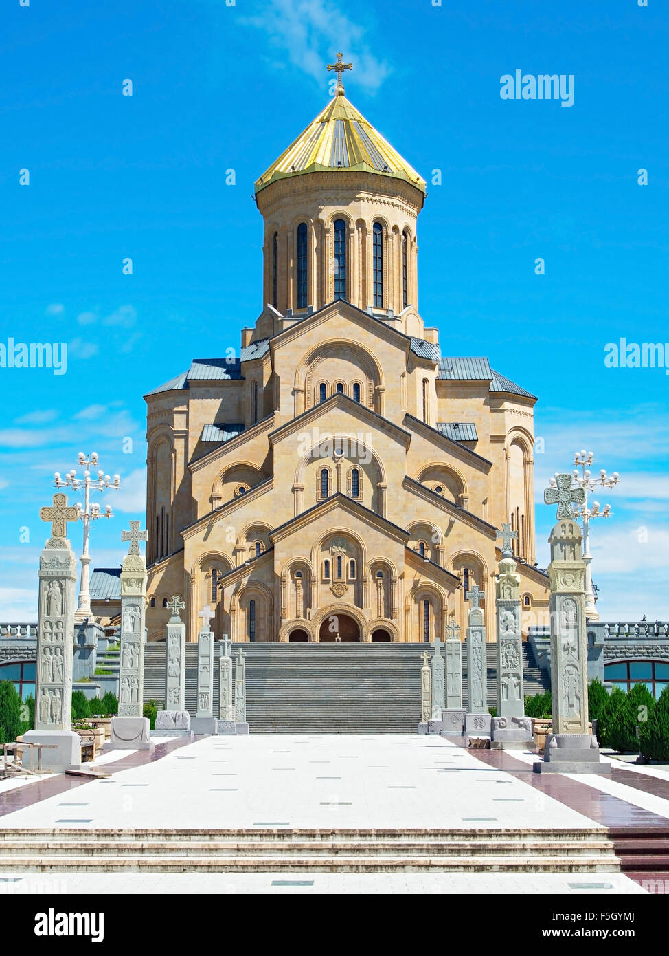 Famosa chiesa di Sameba nella giornata di sole. Tbilisi, Georgia Foto Stock