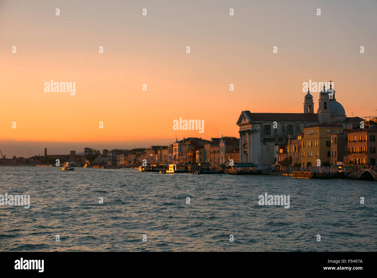 Venezia vista panorama al tramonto dal mare. Foto Stock