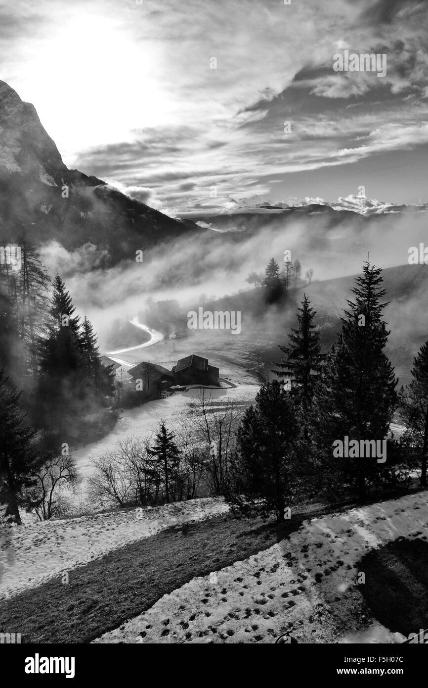 Paesaggio di montagna è avvolta nella nebbia mattutina. Foto Stock