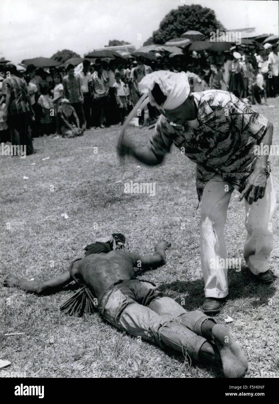 1982 - Venerdì Santo penitenti, Manila: un ''Soldato Romano'' fruste un penitente fino a che il sangue fluisce dal suo lacerato all'indietro. © Keystone Pictures USA/ZUMAPRESS.com/Alamy Live News Foto Stock