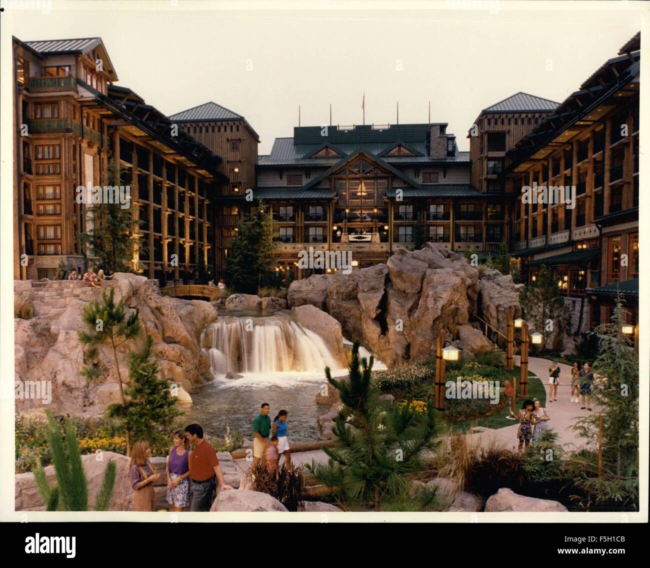 1994 - Romantico Norhtwest: Circondato da roccia la lontananza di geyser prati da Yellowstone, una fragorosa cascata precipita passato ''si affacciano sul punto'', presso il Disney's nuovo deserto Lodge. Il 728-log in camera hotel strutturato consente di acquisire la cultura e la bellezza del grande nord-ovest alla fine del secolo. © Keystone Pictures USA/ZUMAPRESS.com/Alamy Live News Foto Stock