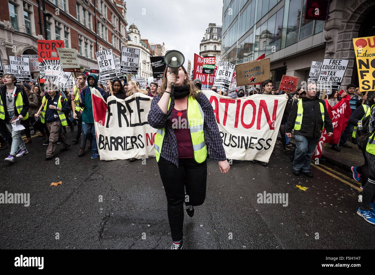 Londra, Regno Unito. 4 Novembre, 2015. 'Non concede tasse' marcia di protesta da parte di centinaia di studenti attraverso il centro di Londra in segno di protesta contro i piani di rottami di studente universitario concede un credito: Guy Corbishley/Alamy Live News Foto Stock