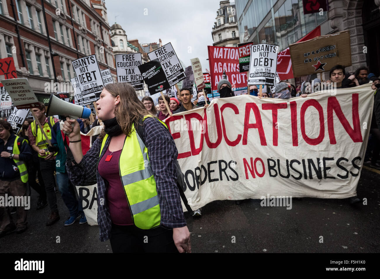 Londra, Regno Unito. 4 Novembre, 2015. 'Non concede tasse' marcia di protesta da parte di centinaia di studenti attraverso il centro di Londra in segno di protesta contro i piani di rottami di studente universitario concede un credito: Guy Corbishley/Alamy Live News Foto Stock