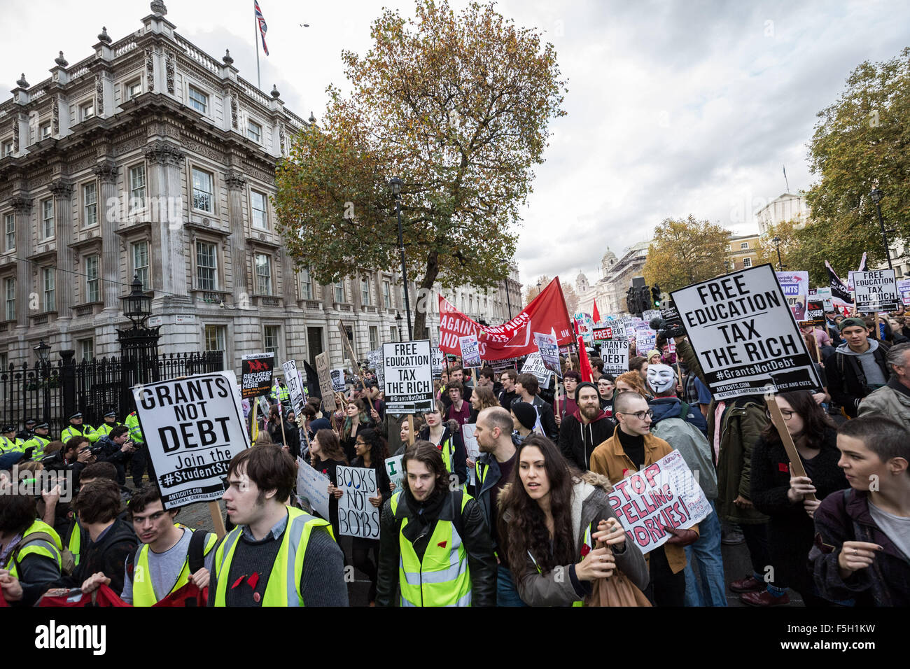 Londra, Regno Unito. 4 Novembre, 2015. 'Non concede tasse' marcia di protesta da parte di centinaia di studenti attraverso il centro di Londra in segno di protesta contro i piani di rottami di studente universitario concede un credito: Guy Corbishley/Alamy Live News Foto Stock