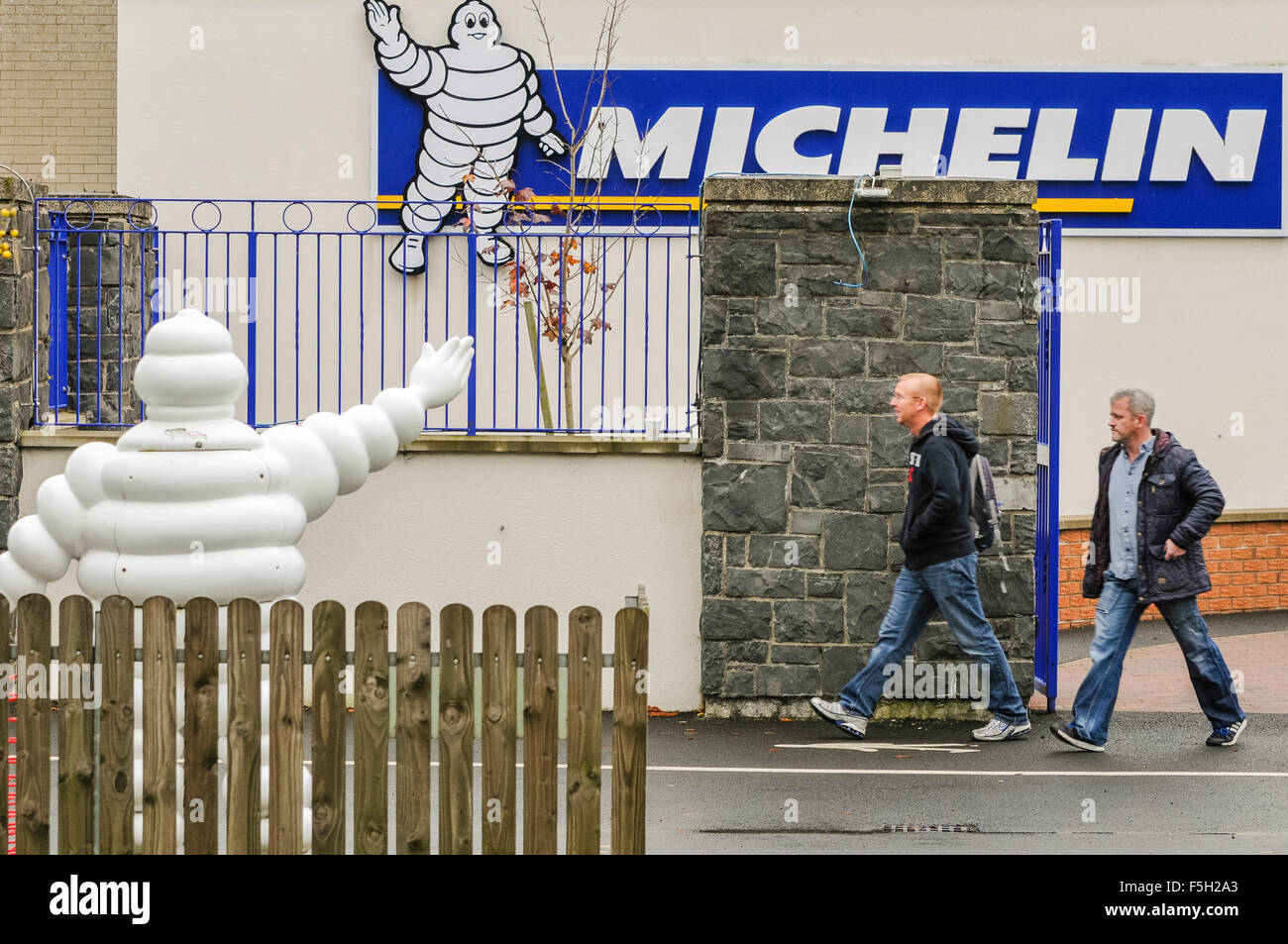 Ballymena, Irlanda del Nord. 03 nov 2015 - Lavoratori lasciare dopo aver ricevuto notizie che Michelin chiuderà la loro fabbrica di Ballymena nel 2018 con oltre 900 licenziamenti Credit: stephen Barnes/Alamy Live News Foto Stock