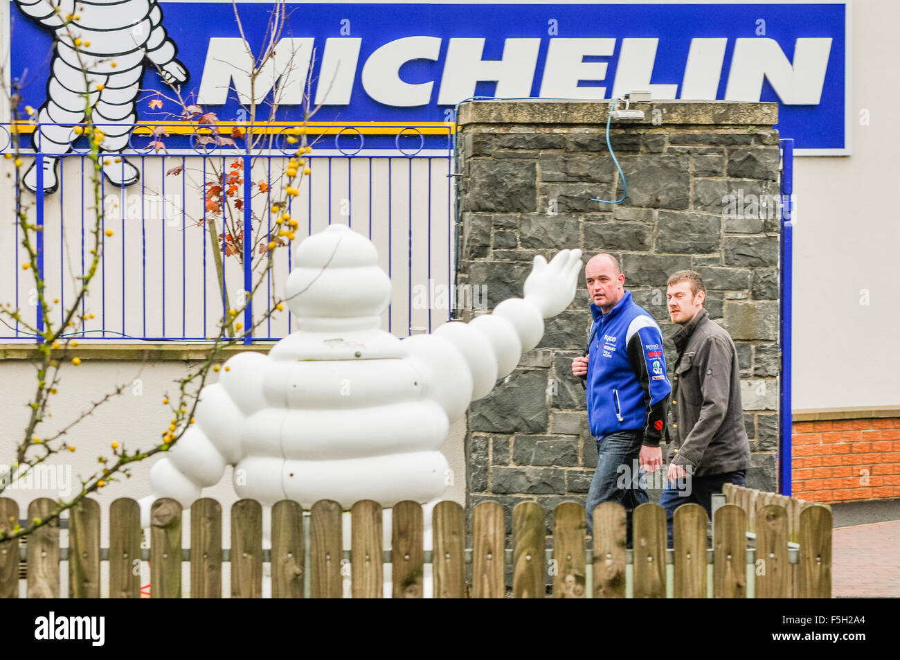 Ballymena, Irlanda del Nord. 03 nov 2015 - Lavoratori lasciare dopo aver ricevuto notizie che Michelin chiuderà la loro fabbrica di Ballymena nel 2018 con oltre 900 licenziamenti Credit: stephen Barnes/Alamy Live News Foto Stock