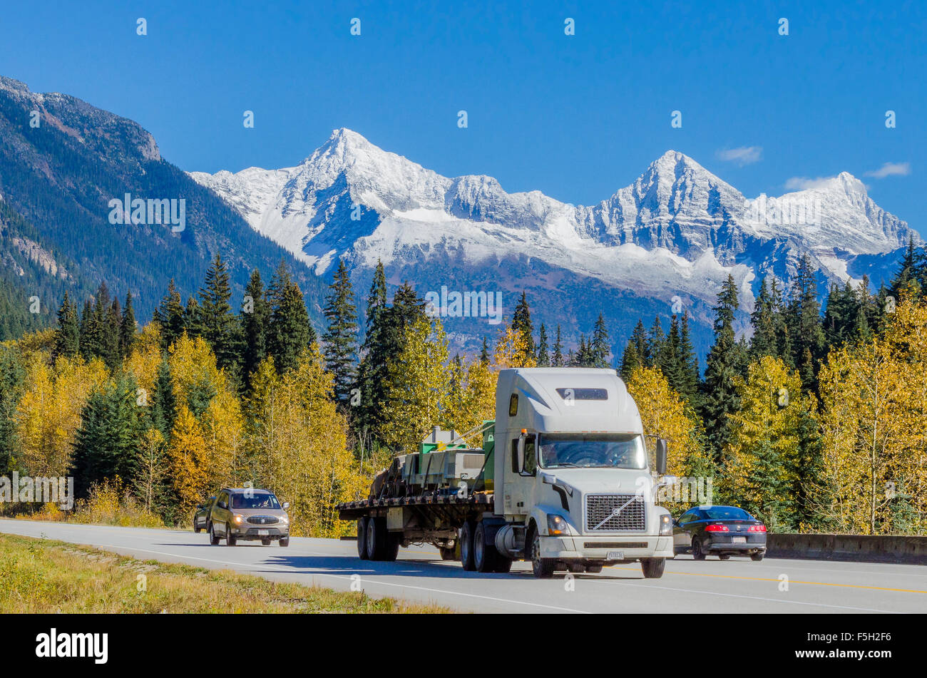 Carrello sulla Trans Canada Highway vicino a Rogers Pass, British Columbia, Canada Foto Stock