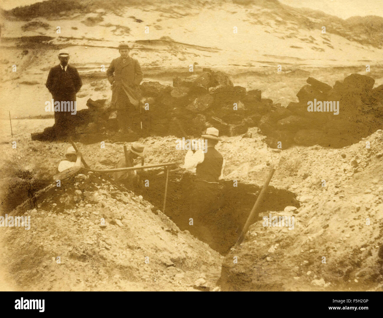 Gli uomini di scavare un buco Foto Stock