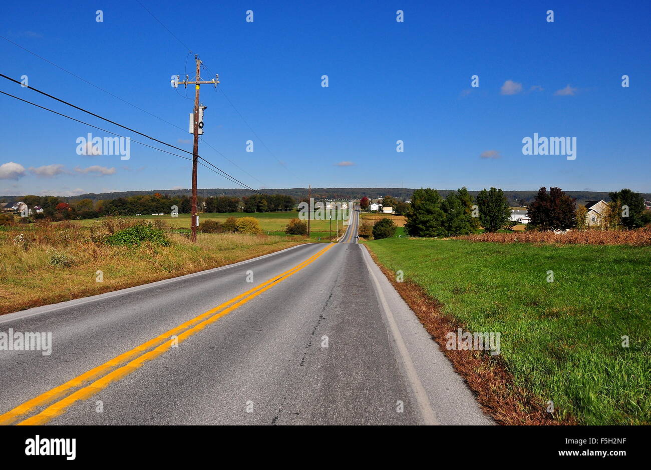 Lancaster County, Pennsylvania: vista lungo la strada rurale 697 passando da pascoli e coltivi Amish * Foto Stock
