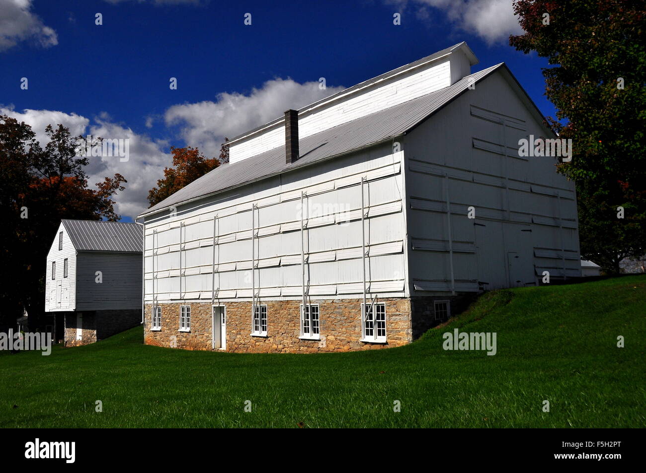 Lancaster County, Pennsylvania: Legno essiccazione del tabacco fienile con base in pietra e stecche a lamelle su una fattoria Amish * Foto Stock